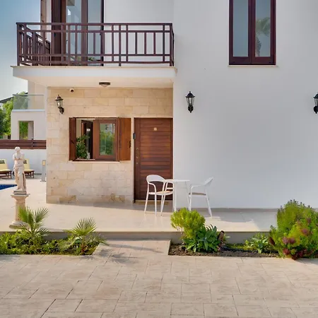 Amelia Wpool -500mfrombeach Oroklini