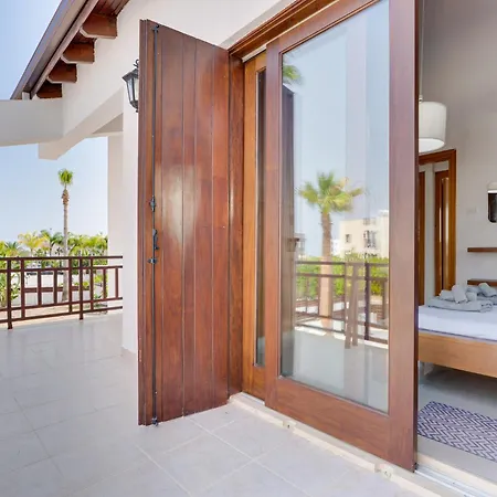 Amelia Wpool -500mfrombeach * Oroklini