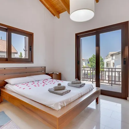 Amelia Wpool -500mfrombeach * Oroklini