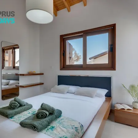 Amelia Wpool -500mfrombeach * Oroklini