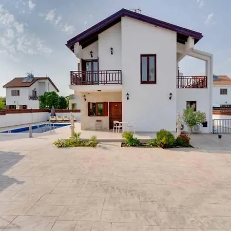 Amelia Wpool -500mfrombeach * Oroklini