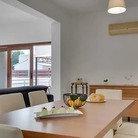 Vakantiehuis Amelia Wpool -500mfrombeach Oroklini