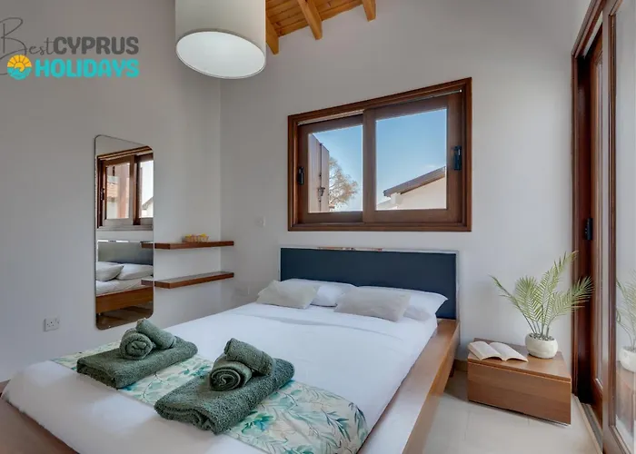 Amelia Wpool -500mfrombeach * Voroklini