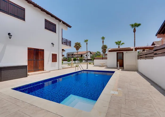 Amelia Wpool -500mfrombeach * Voroklini