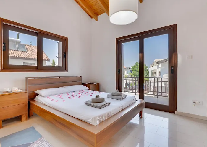 Amelia Wpool -500mfrombeach * Voroklini