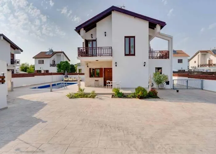 Amelia Wpool -500mfrombeach * Voroklini